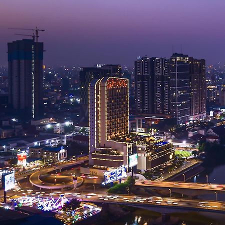 Sun & Moon, Riverside Hotel Пном Пен Екстериор снимка
