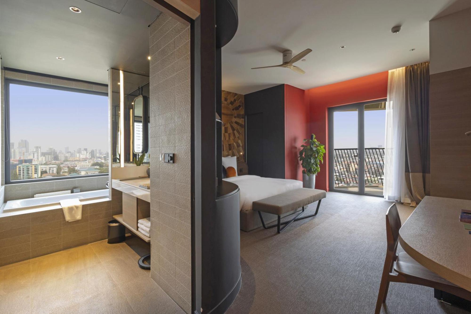 Sun & Moon, Riverside Hotel Пном Пен Екстериор снимка