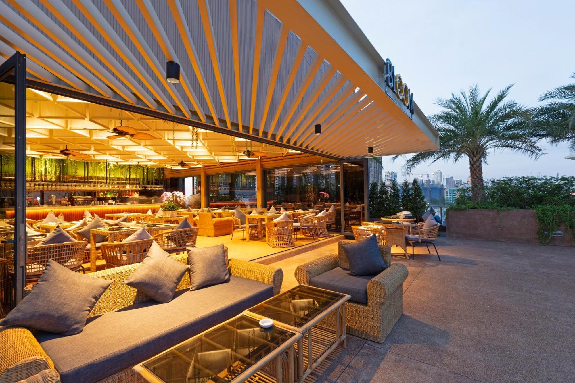 Sun & Moon, Riverside Hotel Пном Пен Екстериор снимка