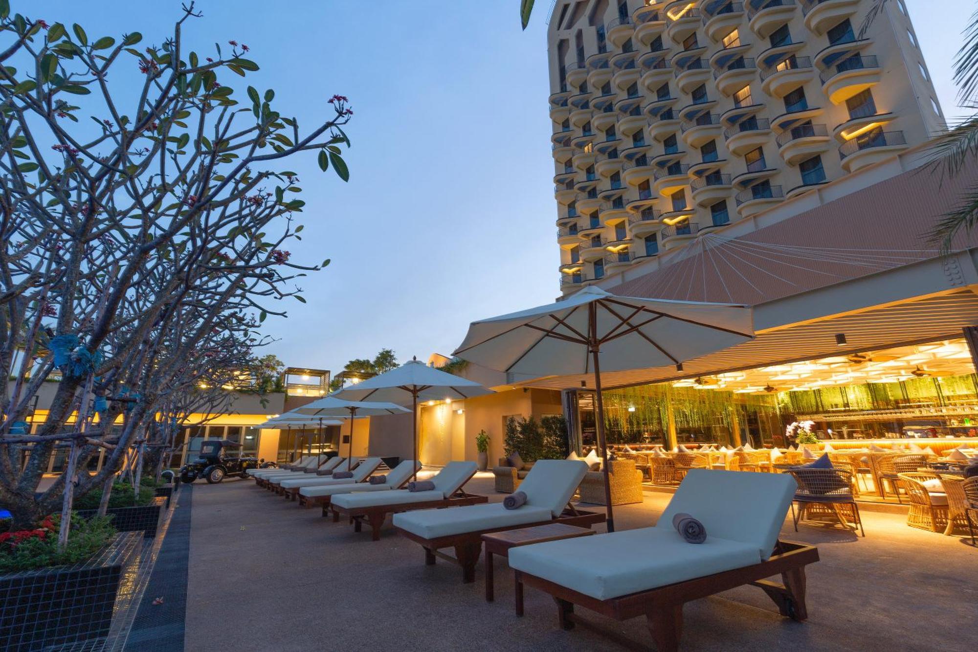 Sun & Moon, Riverside Hotel Пном Пен Екстериор снимка