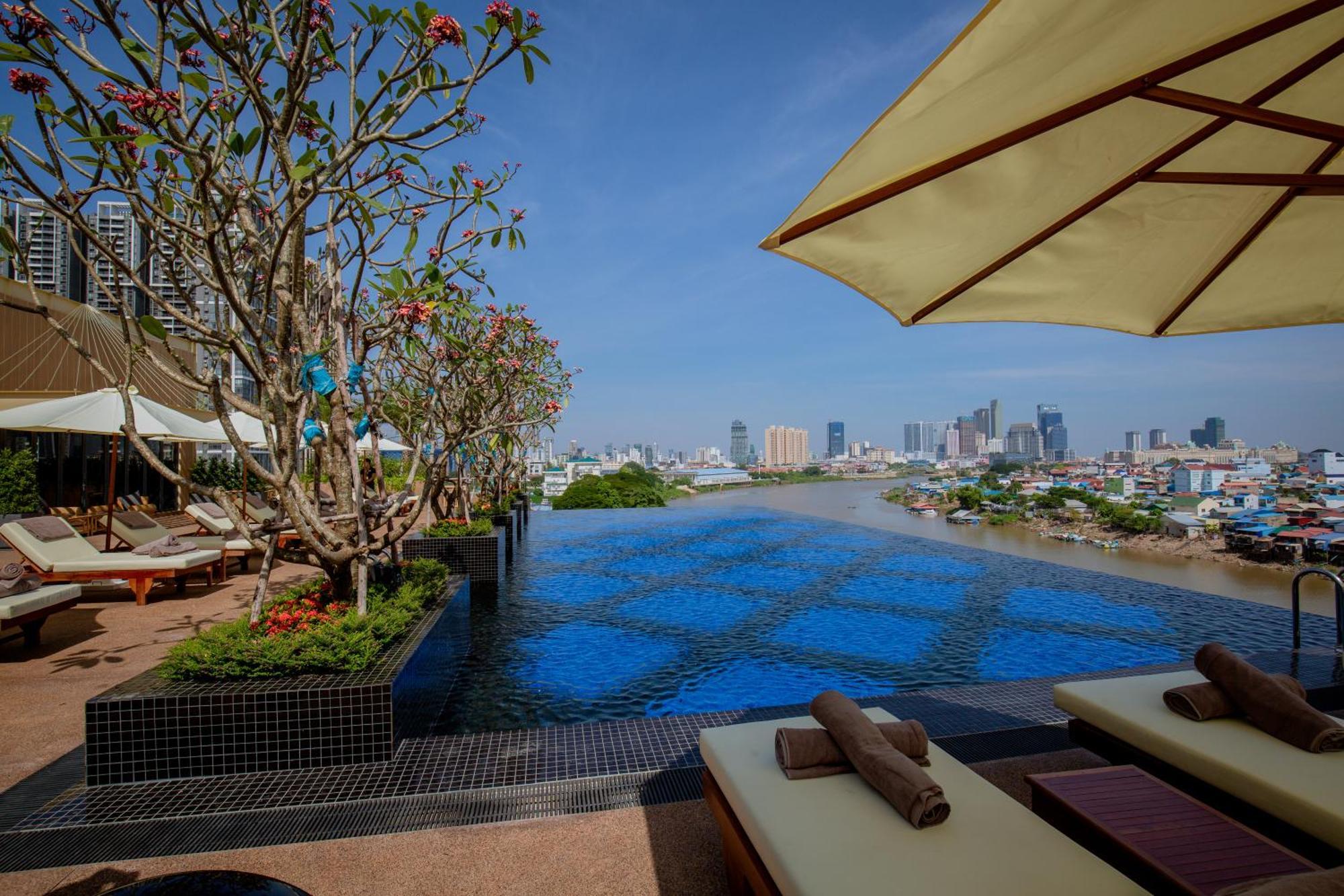 Sun & Moon, Riverside Hotel Пном Пен Екстериор снимка