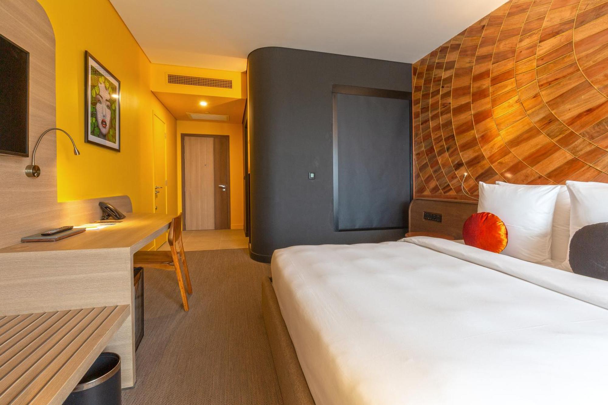 Sun & Moon, Riverside Hotel Пном Пен Екстериор снимка