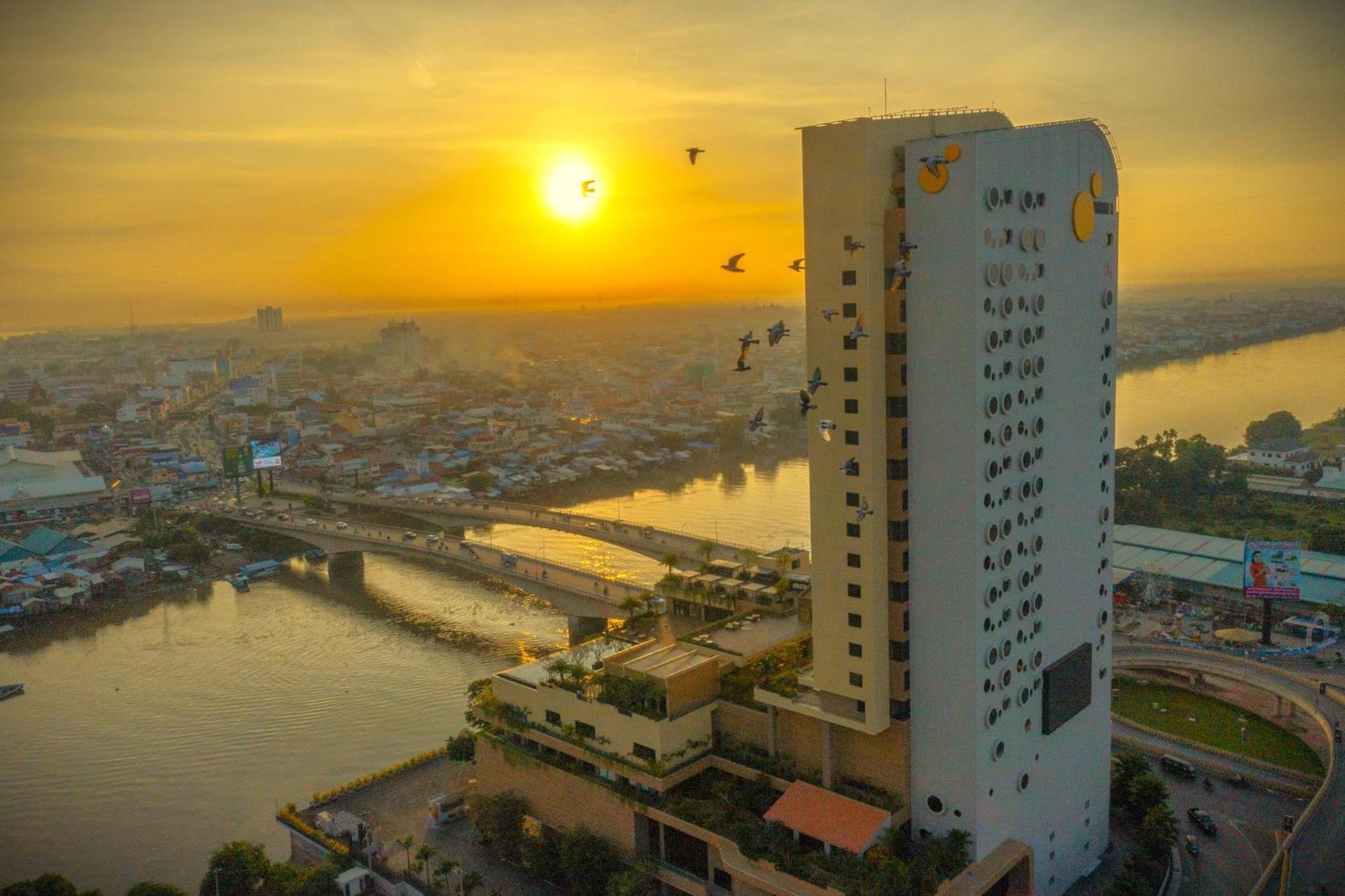 Sun & Moon, Riverside Hotel Пном Пен Екстериор снимка