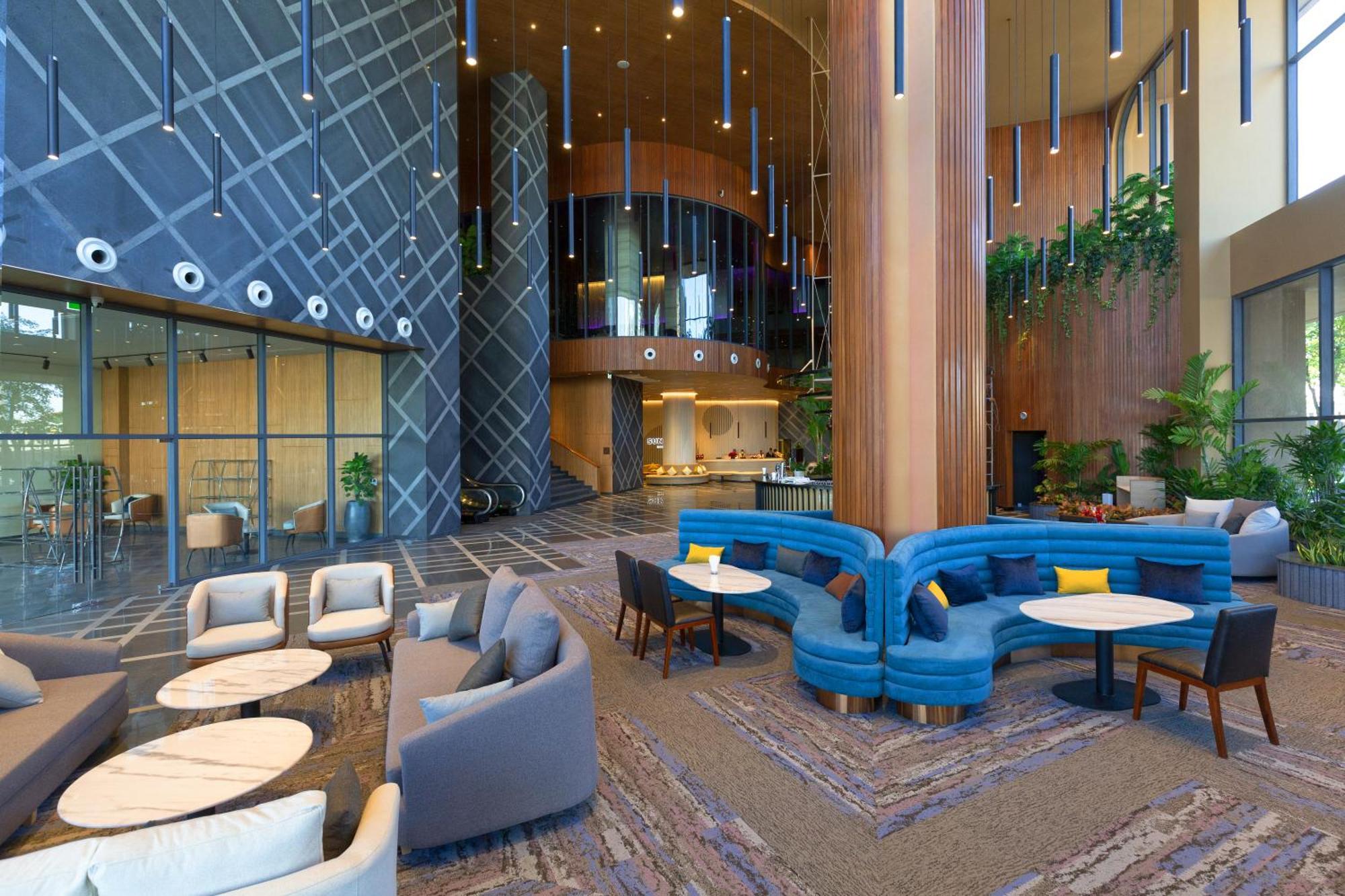 Sun & Moon, Riverside Hotel Пном Пен Екстериор снимка