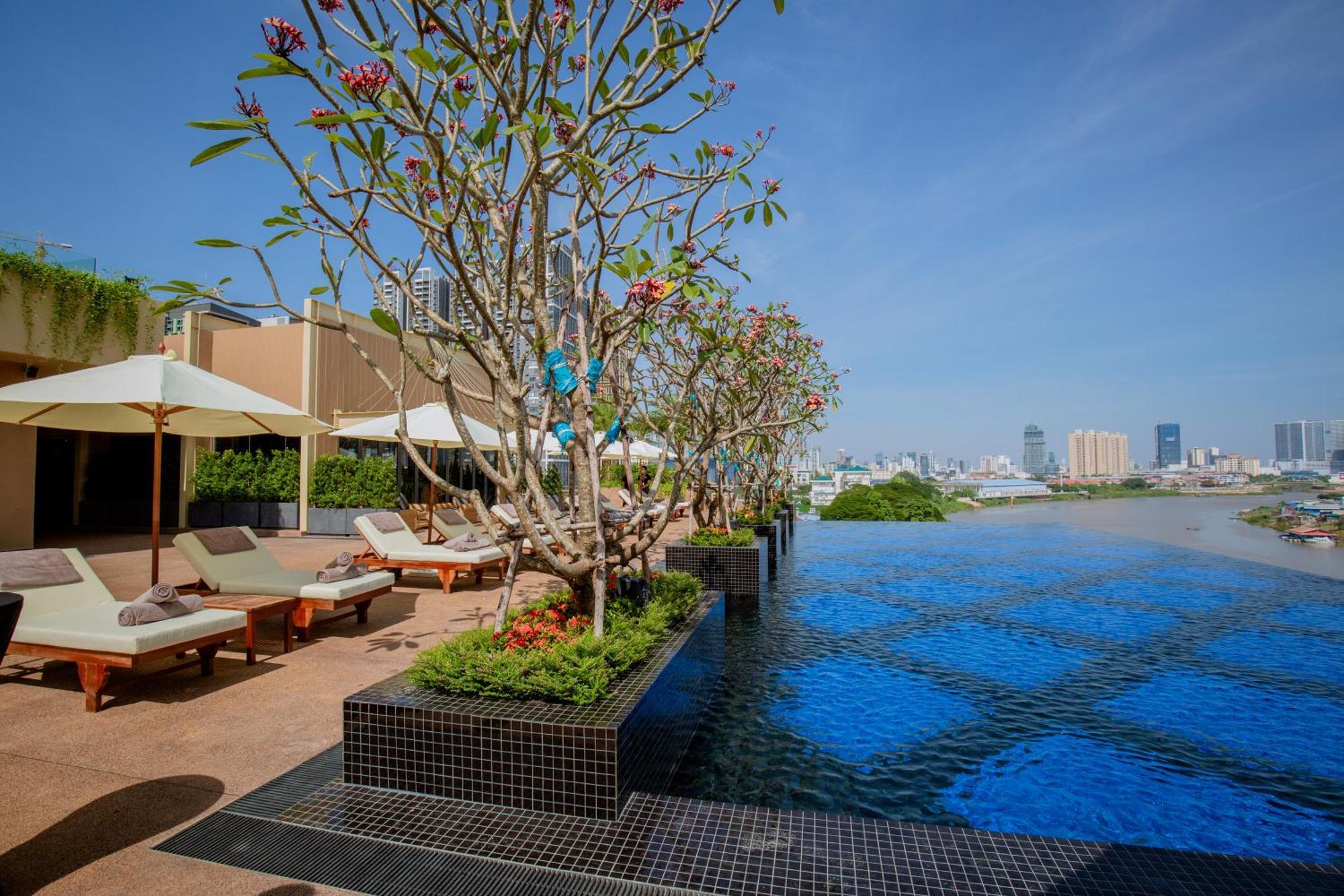 Sun & Moon, Riverside Hotel Пном Пен Екстериор снимка
