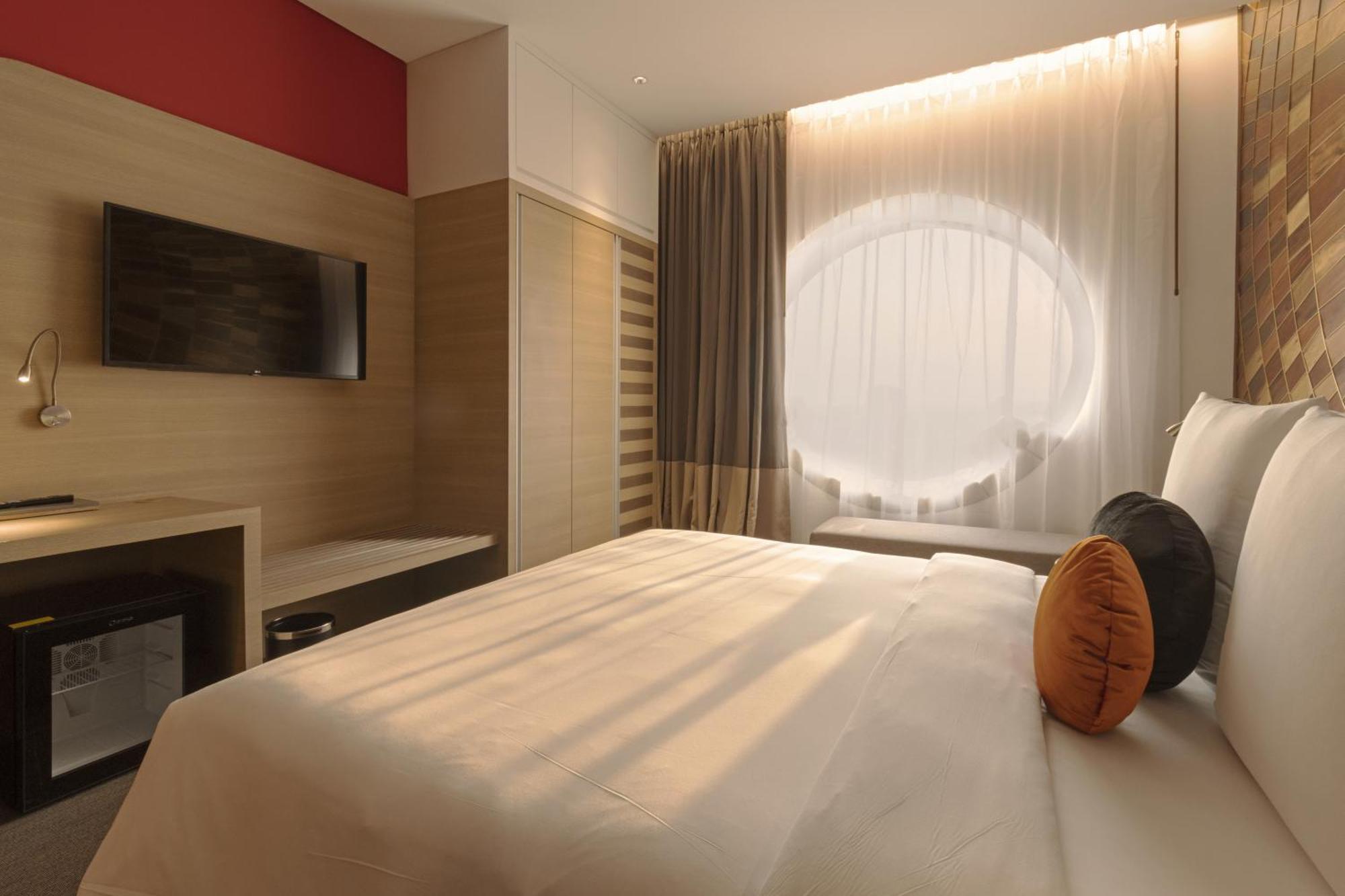 Sun & Moon, Riverside Hotel Пном Пен Екстериор снимка