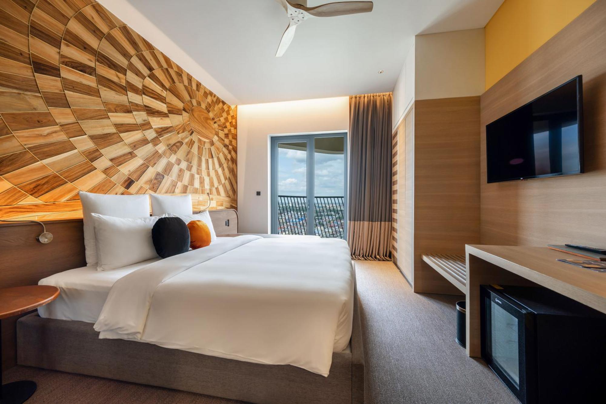 Sun & Moon, Riverside Hotel Пном Пен Екстериор снимка