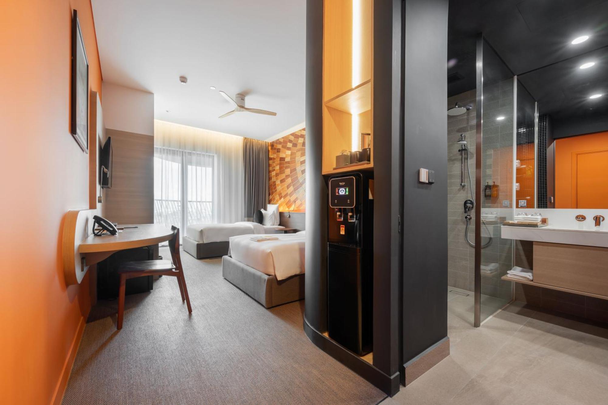 Sun & Moon, Riverside Hotel Пном Пен Екстериор снимка