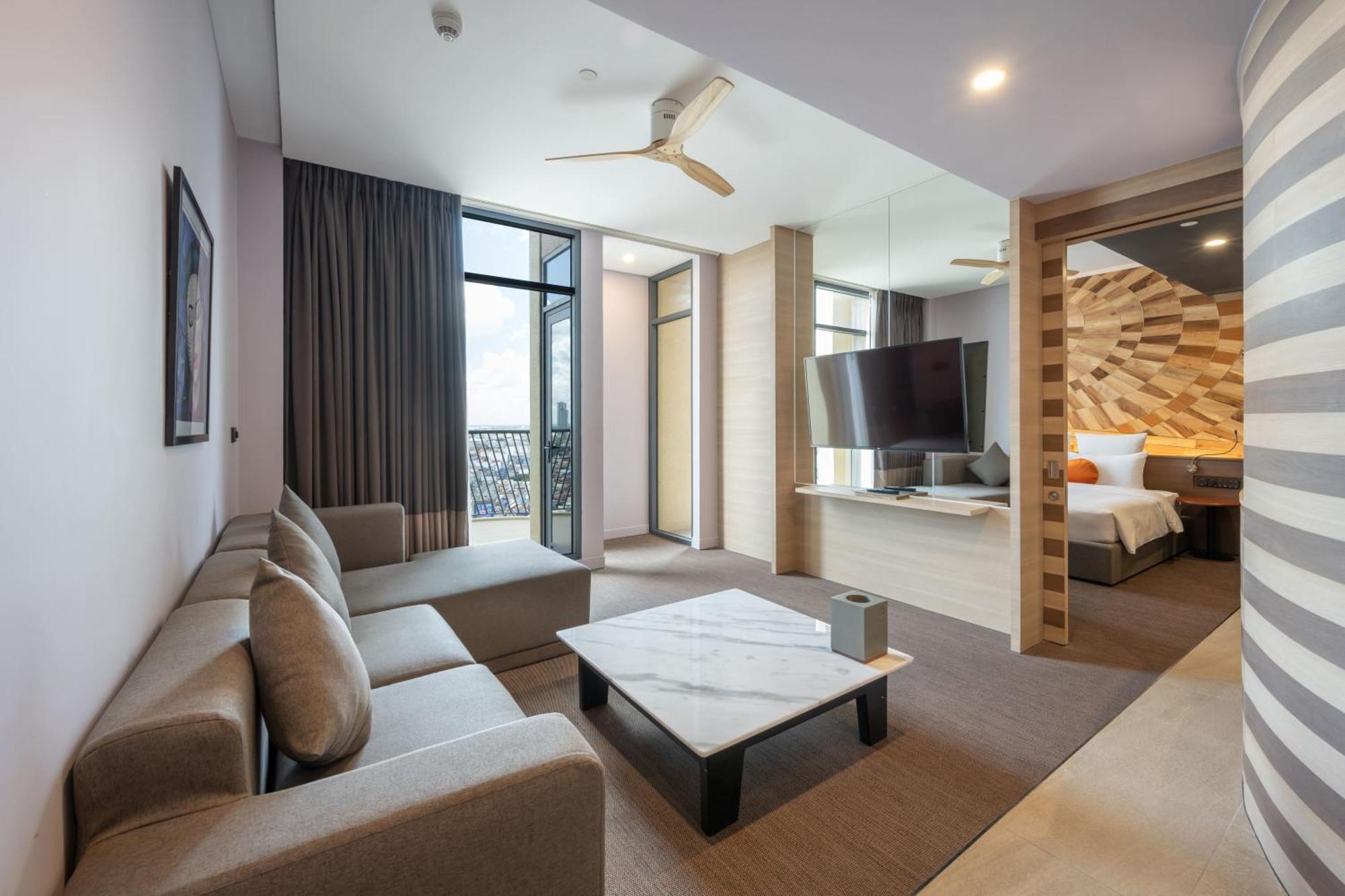 Sun & Moon, Riverside Hotel Пном Пен Екстериор снимка