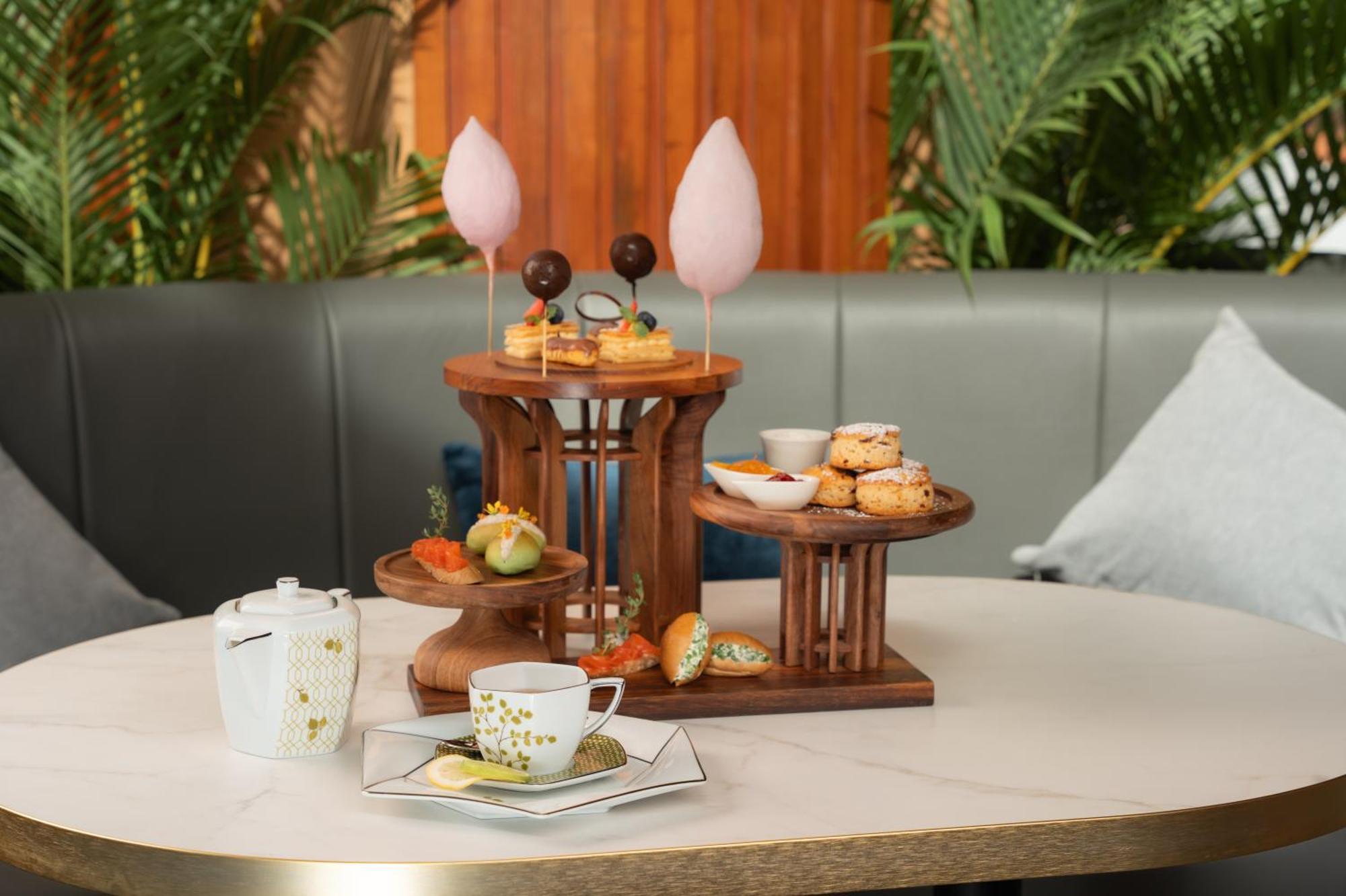 Sun & Moon, Riverside Hotel Пном Пен Екстериор снимка