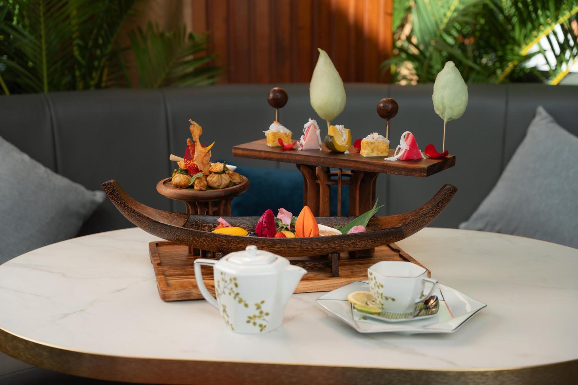 Sun & Moon, Riverside Hotel Пном Пен Екстериор снимка